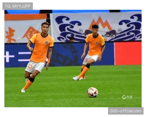 从四连败到三轮不败：通讯记录青岛海牛队如何通过调整防守找回状态